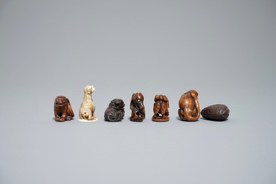 Zeven houten en ivoren netsuke en okimono, Japan, Meiji, 19/20e eeuw