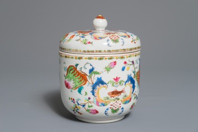 Een Chinese famille rose 'Pompadour' dekselkom, Qianlong, ca. 1745