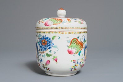 Een Chinese famille rose 'Pompadour' dekselkom, Qianlong, ca. 1745