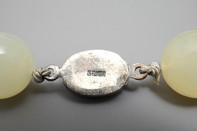 Cinq colliers en jade et corail, Chine, 20&egrave;me