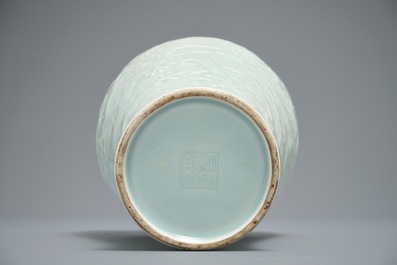 Un vase de forme meiping en porcelaine de Chine c&eacute;ladon &agrave; d&eacute;cor de dragons, marque de Qianlong, 19/20&egrave;me