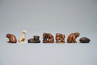 Zeven houten en ivoren netsuke en okimono, Japan, Meiji, 19/20e eeuw