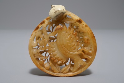 Une plaque ajour&eacute;e en jade sculpt&eacute; &agrave; d&eacute;cor d'un ph&eacute;nix, Ming ou avant