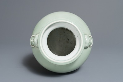 Een Chinese monochrome celadon vaas met leeuwenkoppen als oren, 19e eeuw