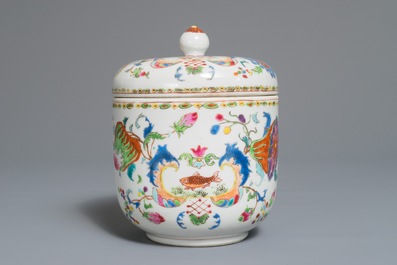 Een Chinese famille rose 'Pompadour' dekselkom, Qianlong, ca. 1745