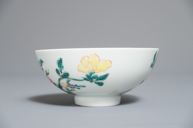 Een Chinese famille rose kom met floraal decor, Yongzheng merk en periode