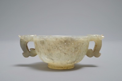 Een twee-orige Chinese kom in gevlekte jade, Qing