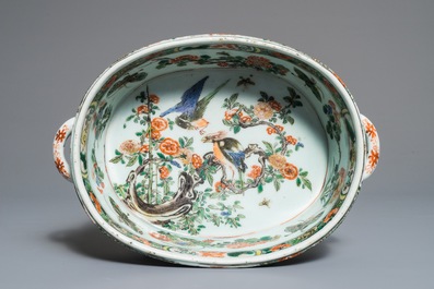 A Chinese famille verte tripod basin with birds among foliage, Kangxi