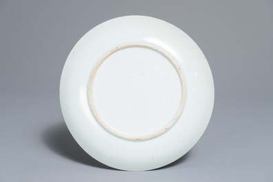 Une assiette armori&eacute;e en porcelaine de Chine aux armes de Langerak, dat&eacute;e 1744, Qianlong