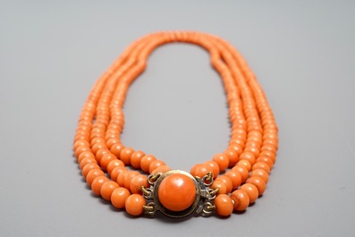 Cinq colliers en jade et corail, Chine, 20&egrave;me