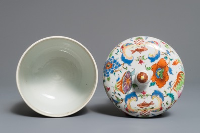 Een Chinese famille rose 'Pompadour' dekselkom, Qianlong, ca. 1745