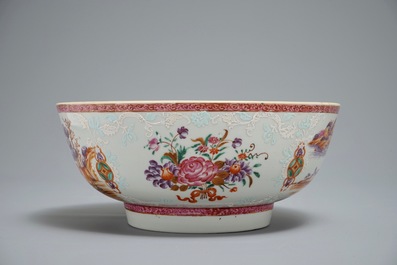 A Chinese famille rose export porcelain bowl with deers, Qianlong