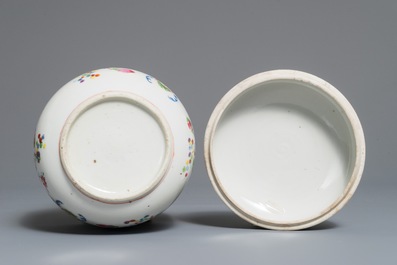 Een Chinese famille rose 'Pompadour' dekselkom, Qianlong, ca. 1745