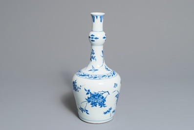 Een Chinese blauwwitte knobbelvaas met floraal decor, Transitie periode