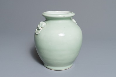 Een Chinese monochrome celadon vaas met leeuwenkoppen als oren, 19e eeuw