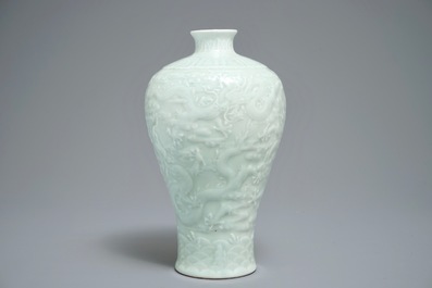Un vase de forme meiping en porcelaine de Chine c&eacute;ladon &agrave; d&eacute;cor de dragons, marque de Qianlong, 19/20&egrave;me