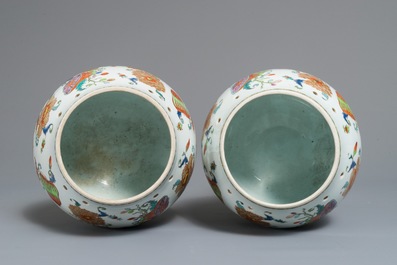 Een paar Chinese famille rose 'Pompadour' geurpotten, Qianlong, ca. 1745
