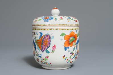 Een Chinese famille rose 'Pompadour' dekselkom, Qianlong, ca. 1745