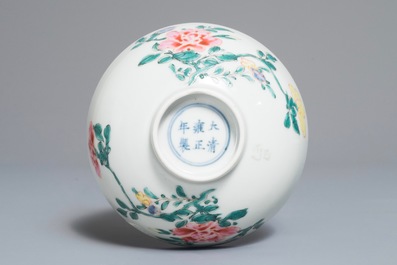 Een Chinese famille rose kom met floraal decor, Yongzheng merk en periode