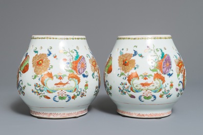 Een paar Chinese famille rose 'Pompadour' geurpotten, Qianlong, ca. 1745