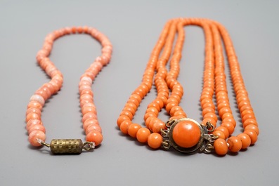 Cinq colliers en jade et corail, Chine, 20&egrave;me