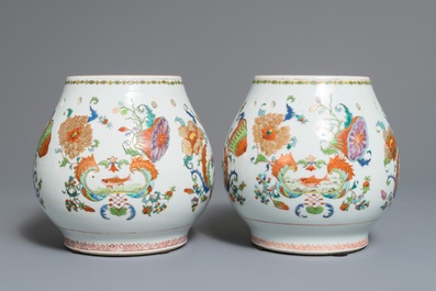 Een paar Chinese famille rose 'Pompadour' geurpotten, Qianlong, ca. 1745