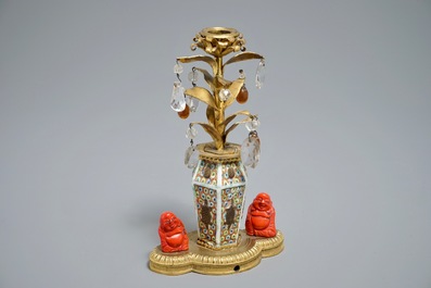 Une petite lampe compos&eacute;e de porcelaine de Chine, corail, cristal de rocher et ambre dans sa monture en bronze dor&eacute; fran&ccedil;ais, 19/20&egrave;me