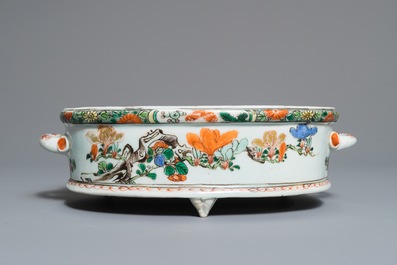 A Chinese famille verte tripod basin with birds among foliage, Kangxi
