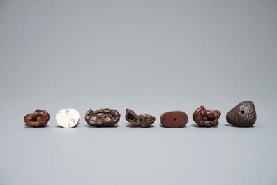 Zeven houten en ivoren netsuke en okimono, Japan, Meiji, 19/20e eeuw
