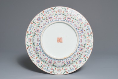Een Chinese famille rose schotel, Jiaqing merk, 19/20e eeuw