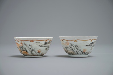 Een paar Chinese famille rose bianco sopra bianco koppen en schotels, Qianlong