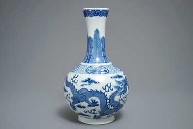 A Chinese blue and white bottle vase with dragons, 19/20th C.