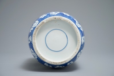 Un vase de forme rouleau en porcelaine de Chine bleu et blanc aux fleurs de prunus, 19&egrave;me