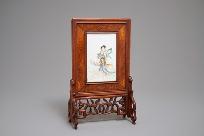 A small Chinese famille rose rootwood table screen, 19/20th C.