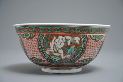 Un bol en porcelaine de Chine wucai &agrave; d&eacute;cor de gar&ccedil;ons avec des fleurs de lotus, &eacute;poque Transition