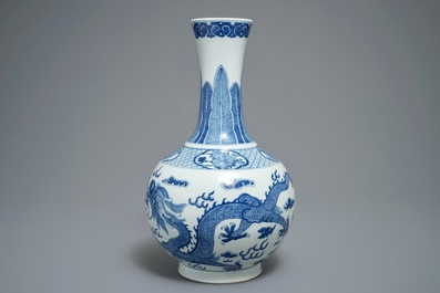 A Chinese blue and white bottle vase with dragons, 19/20th C.