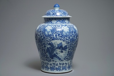 Een grote Chinese blauwwitte dekselvaas met landschapspanelen, Kangxi