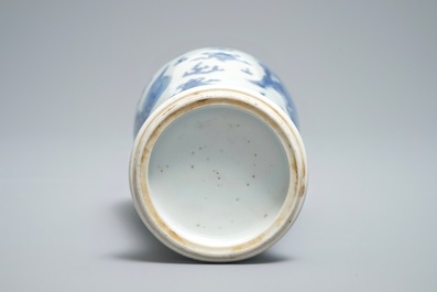 Un vase en porcelaine de Chine bleu et blanc &agrave; d&eacute;cor d'un qilin, Kangxi