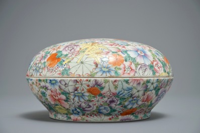Een Chinese famille rose millefleurs dekseldoos, Qianlong merk, 19/20e eeuw