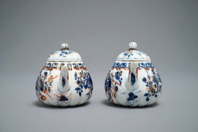 Een paar Chinese Imari-stijl theepotten met deksels, Kangxi