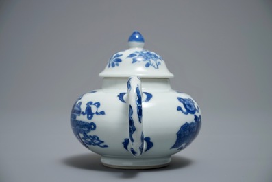 Une th&eacute;i&egrave;re couverte en porcelaine de Chine bleu et blanc &agrave; d&eacute;cor d'antiquit&eacute;s, Kangxi