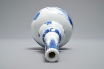 Een Chinees blauwwit kalebasvaasje, Kangxi