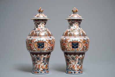 Een paar dekselvazen in Imari-stijl met het wapen van Orl&eacute;ans, Samson, Parijs, 19e eeuw