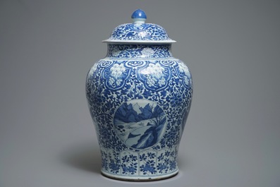 Een grote Chinese blauwwitte dekselvaas met landschapspanelen, Kangxi