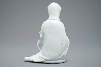 Un mod&egrave;le de Guanyin en porcelaine blanc de Chine, marque incis&eacute; sur le dos, 18&egrave;me