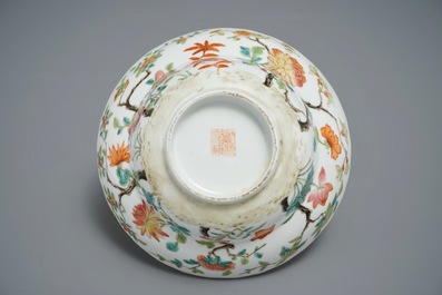Een Chinese famille rose kom met floraal decor, Daoguang merk, 19e eeuw