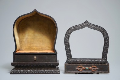 Een Chinees houten schrijn met inscriptie en inlegwerk, 19/20e eeuw