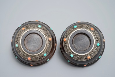 Une paire de bols en bois &agrave; monture en argent incrust&eacute; de turquoise et corail, Tibet, 19&egrave;me