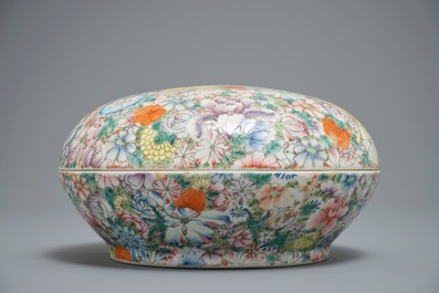 Een Chinese famille rose millefleurs dekseldoos, Qianlong merk, 19/20e eeuw