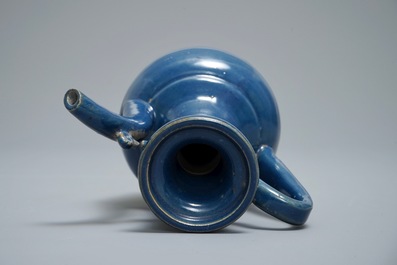 Een Chinese monochrome blauwe kan, 19e eeuw